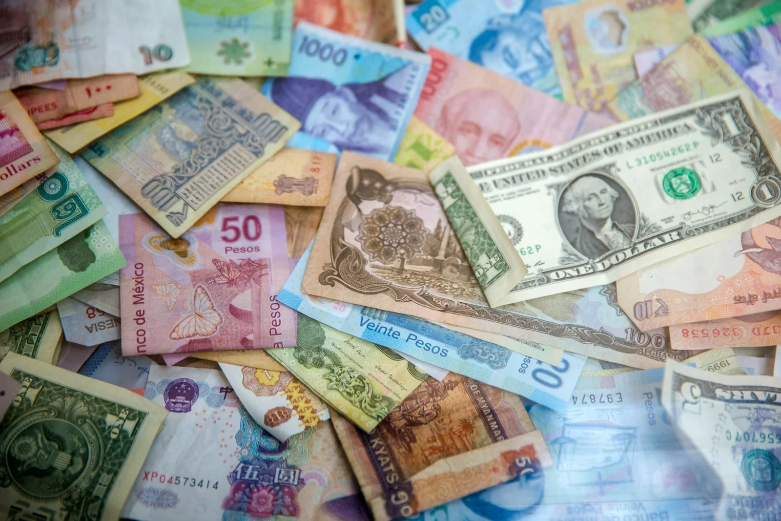 Masaya dağılmış çeşitli ülkelere ait banknotlar