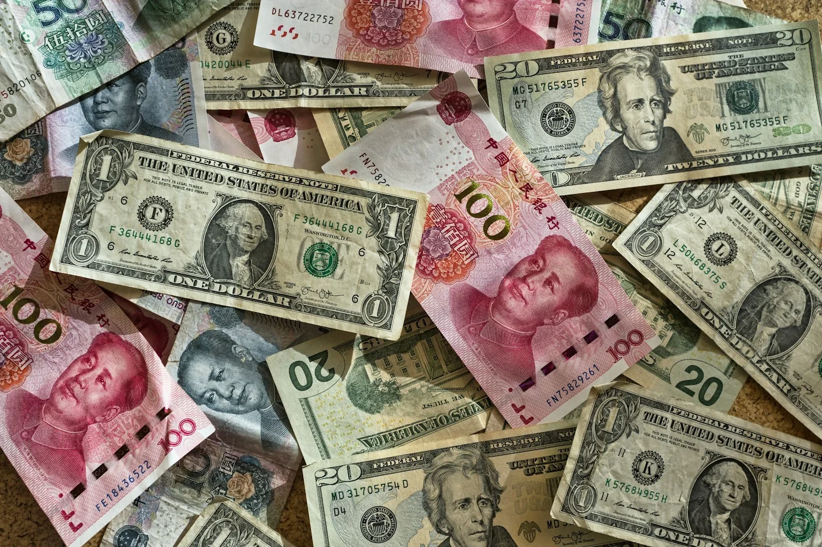 Çeşitli para birimlerine ait banknotlar