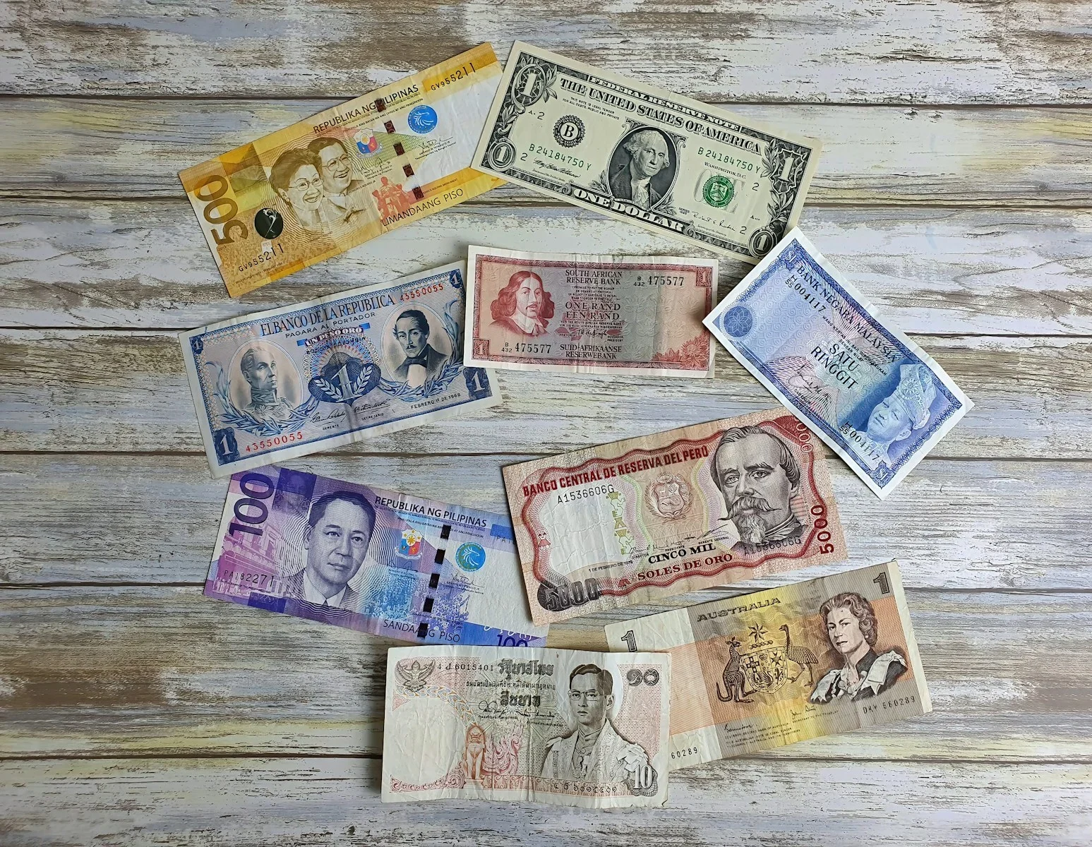 Ahşap masa üzerinde farklı para birimlerine ait banknotlar